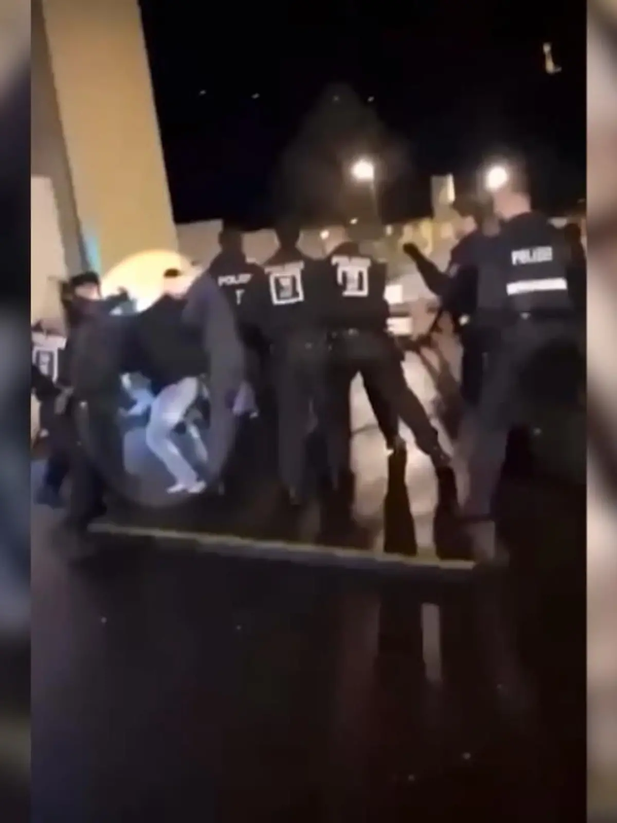 Es hätte ein fröhlicher Auftakt in den Karneval werden können. Doch in Trier wurde an Altweiber nicht geschunkelt, sondern geprügelt: Eine Party in einer Disco am Abend lief völlig aus dem Ruder. Dabei soll ein Mob von 40 gewaltbereiten Feiernden mit Flaschen und Eisenstangen auf Polizisten losgegangen sein. Doch jetzt meldet sich einer der mutmaßlichen Angreifer und behauptet: Die Polizei hat überreagiert und ist schuld an der Eskalation.
