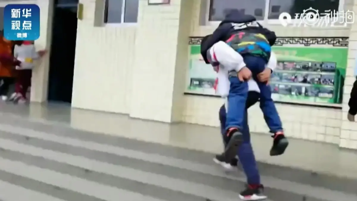 12-Jähriger trägt seinen Freund seit 6 Jahren zur Schule 
