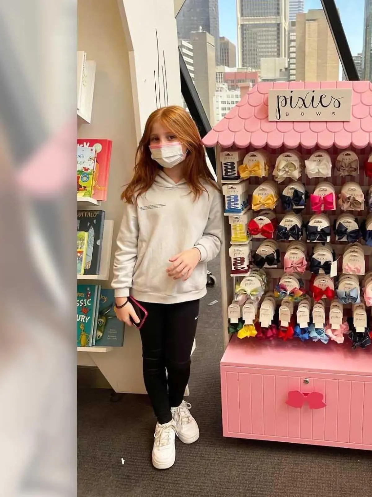 Pixie Curtis neben ihrer Haarband-Kollektion