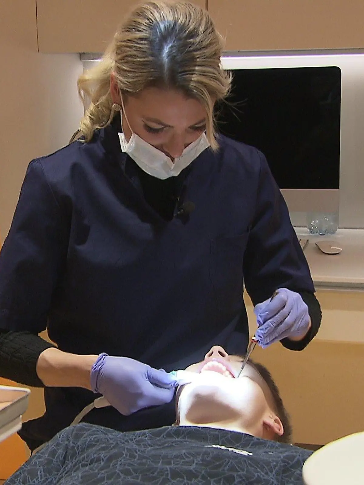 Zahnärztin Dr. Anna Enssle behandelt Patienten.