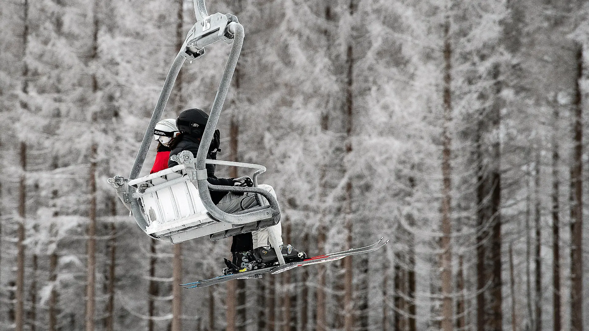 21.01.2023, Niedersachsen, Braunlage: Skifahrer sitzen im Hexenritt-Sessellift am Wurmberg im Harz. Foto: Swen Pförtner/dpa +++ dpa-Bildfunk +++