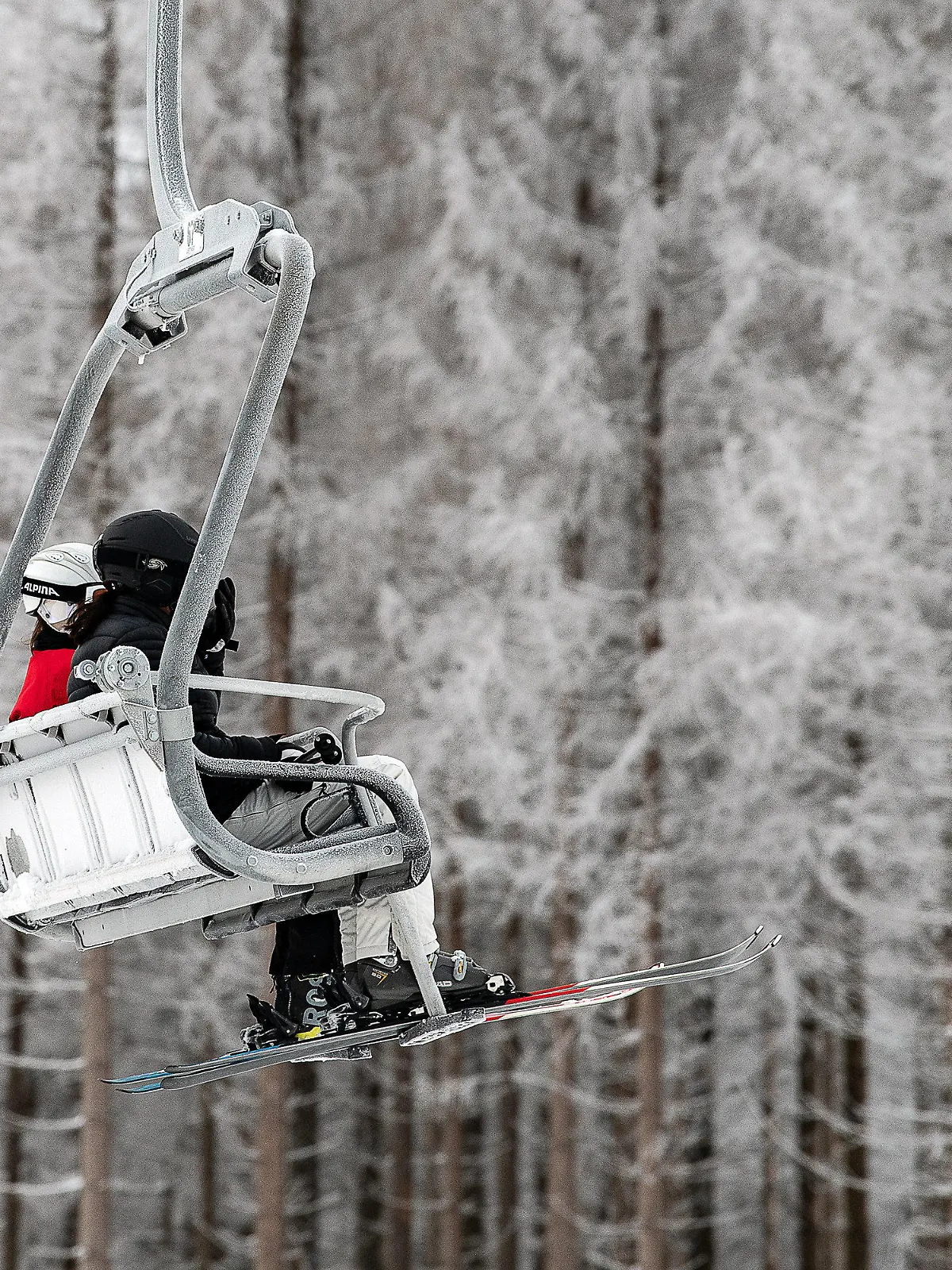 21.01.2023, Niedersachsen, Braunlage: Skifahrer sitzen im Hexenritt-Sessellift am Wurmberg im Harz. Foto: Swen Pförtner/dpa +++ dpa-Bildfunk +++