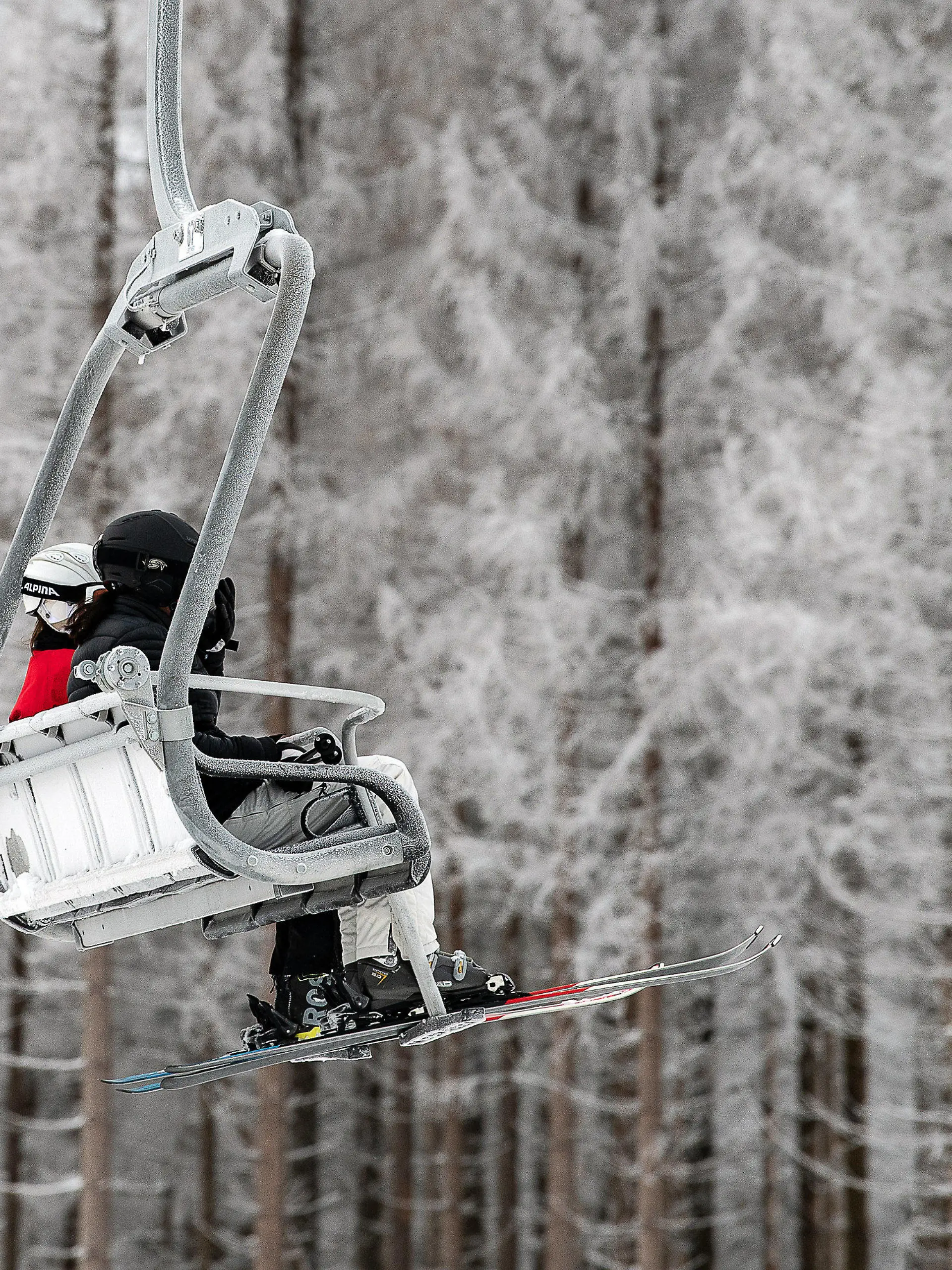 21.01.2023, Niedersachsen, Braunlage: Skifahrer sitzen im Hexenritt-Sessellift am Wurmberg im Harz. Foto: Swen Pförtner/dpa +++ dpa-Bildfunk +++
