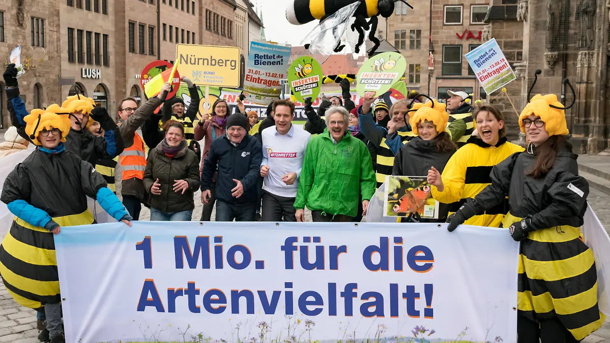 ARCHIV - 30.01.2019, Bayern, Nürnberg: Agnes Becker (ÖDP, M,l-r), Norbert Schäffer (LBV), Ludwig Hartmann (Bündnis 90/Die Grünen) und Richard Mergner (Bund Naturschutz) stehen zusammen mit Unterstützern des Volksbegehrens bei der zentralen Auftaktveranstaltung. Am 11.02.2019 wollen die Veranstalter des Volksbegehrens über einen Zwischenstand informieren. Foto: Toni Mader/Volksbegehren Artenvielfalt/dpa +++ dpa-Bildfunk +++