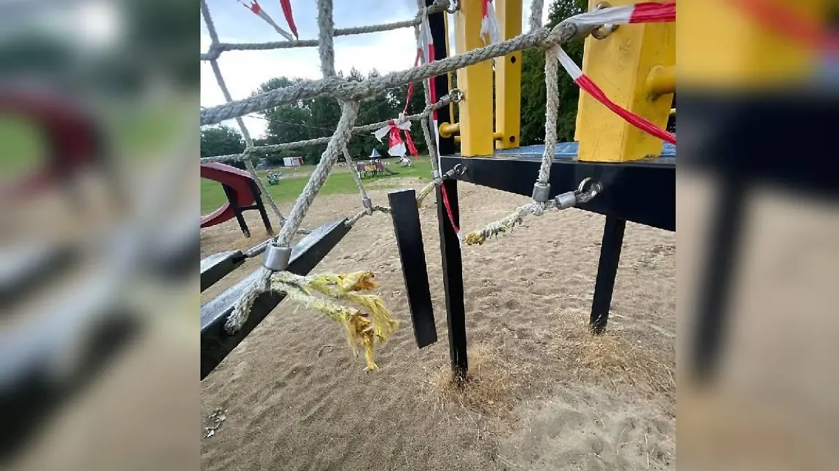 Kaputtes Klettergerüst auf dem Spielplatz des Ferienparks Marina Beach