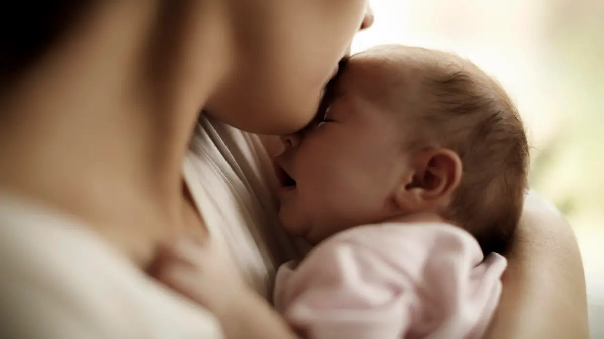 Mutter mit Baby im Arm.