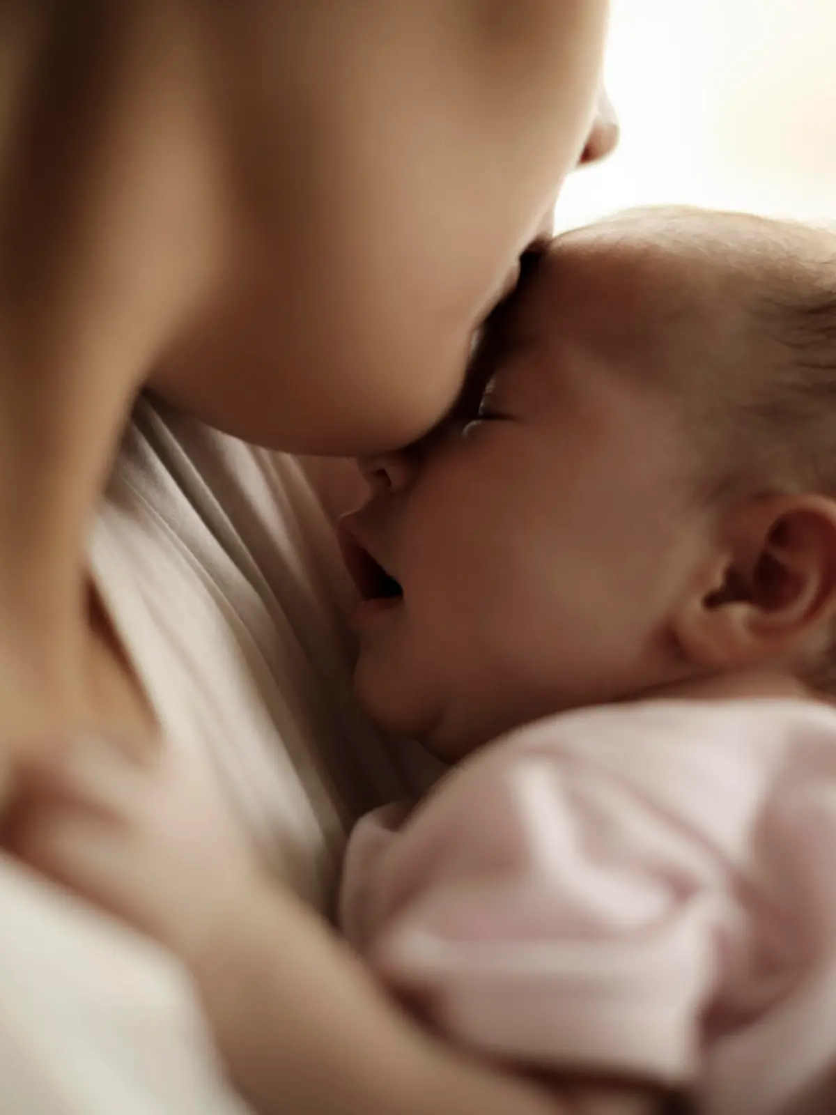 Mutter mit Baby im Arm.