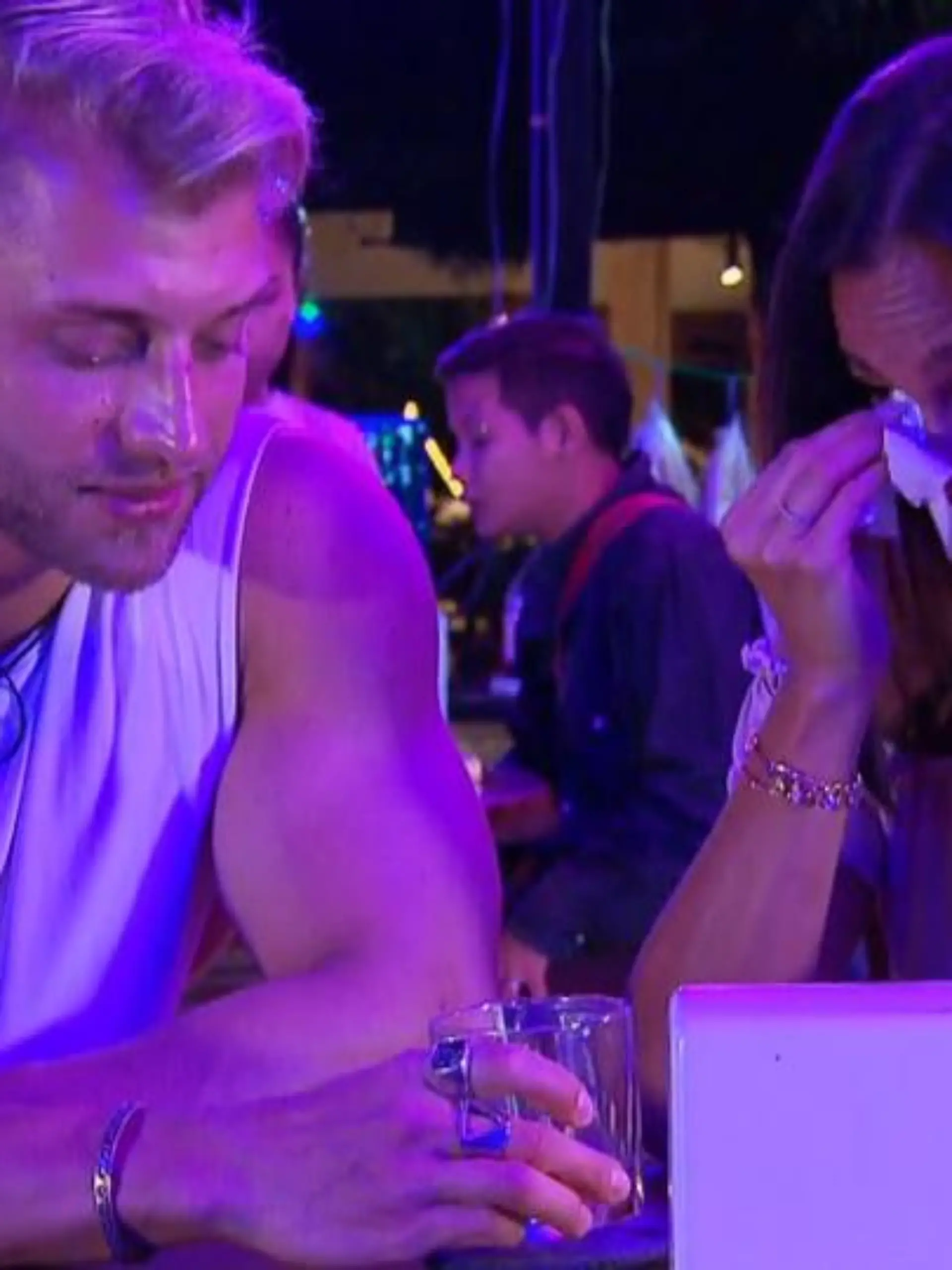 Bild zu: "Tränen beim Date von Ziania und Alex"