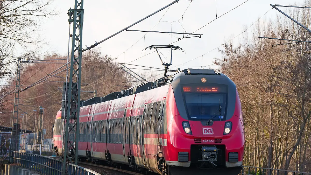 Brandenburgs Verkehrsminister Detlef Tabbert (BSW) hofft auf eine baldige Lösung von Bund und Ländern für das Deutschlandticket (Archivbild).