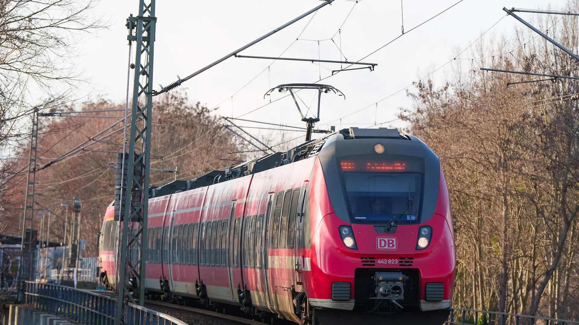 Brandenburgs Verkehrsminister Detlef Tabbert (BSW) hofft auf eine baldige Lösung von Bund und Ländern für das Deutschlandticket (Archivbild).