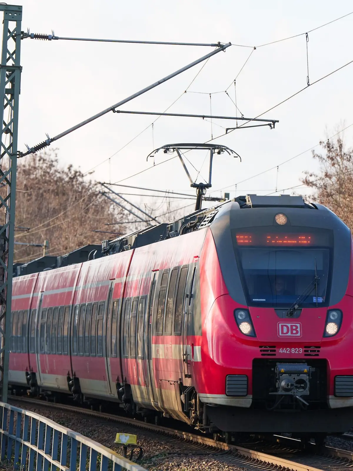 Bild zu: "Mann ohne Ticket zieht sich plötzlich aus"