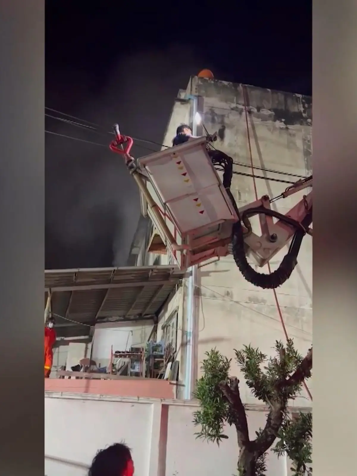 In der thailändischen Provinz Pathum Thani wurde ein Hund vor den Flammen gerettet und musste anschließend wiederbelebt werden. Die Familie des Hundes flüchtete mit ihrem tierischen Mitbewohner auf das Dach des dreistöckigen Hauses. Die Einsatzkräfte retteten die Anwohner anschließend mit einem Kran. Mehr dazu im Video.