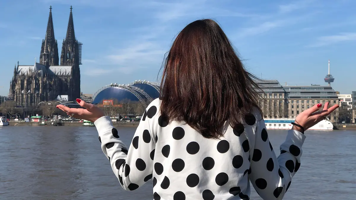 Tina Tinderina sucht mit Hilfe von Dating-Apps einen Partner