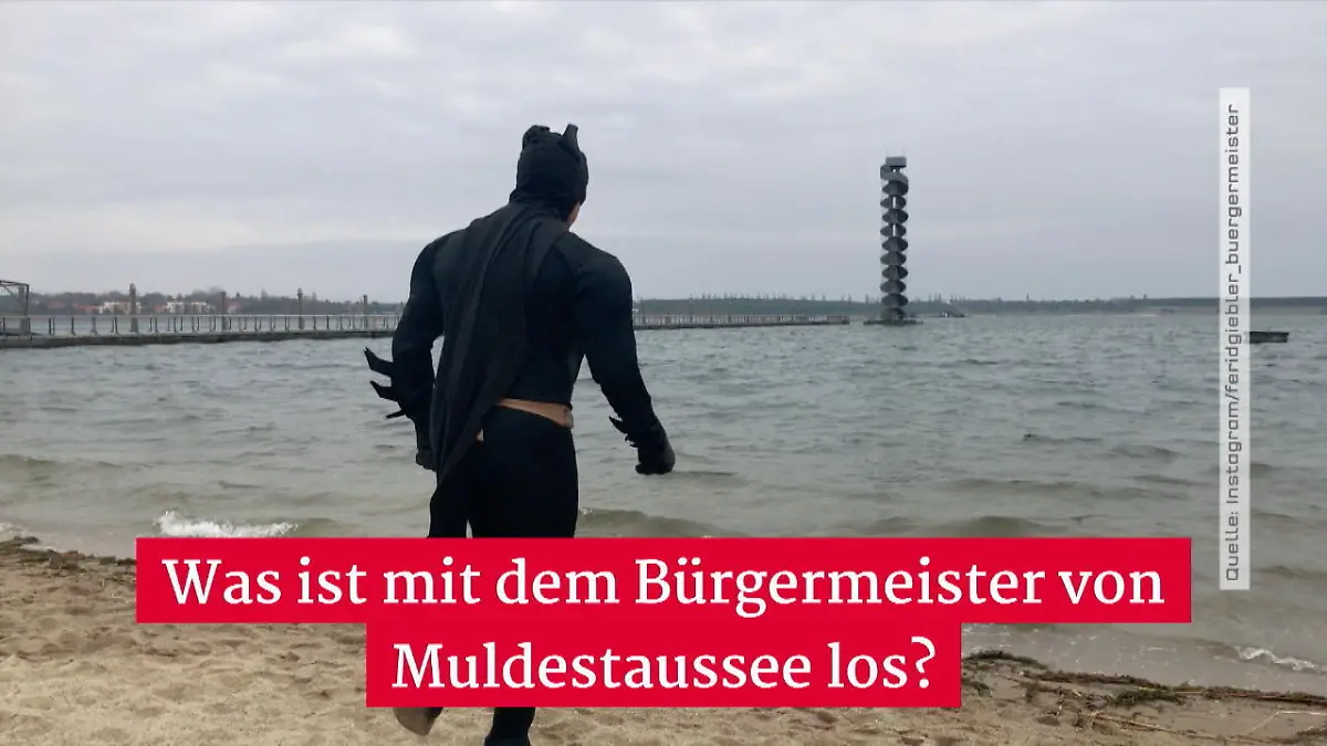 Batman im Baggersee Darum verkleidet sich der Bürgermeister!