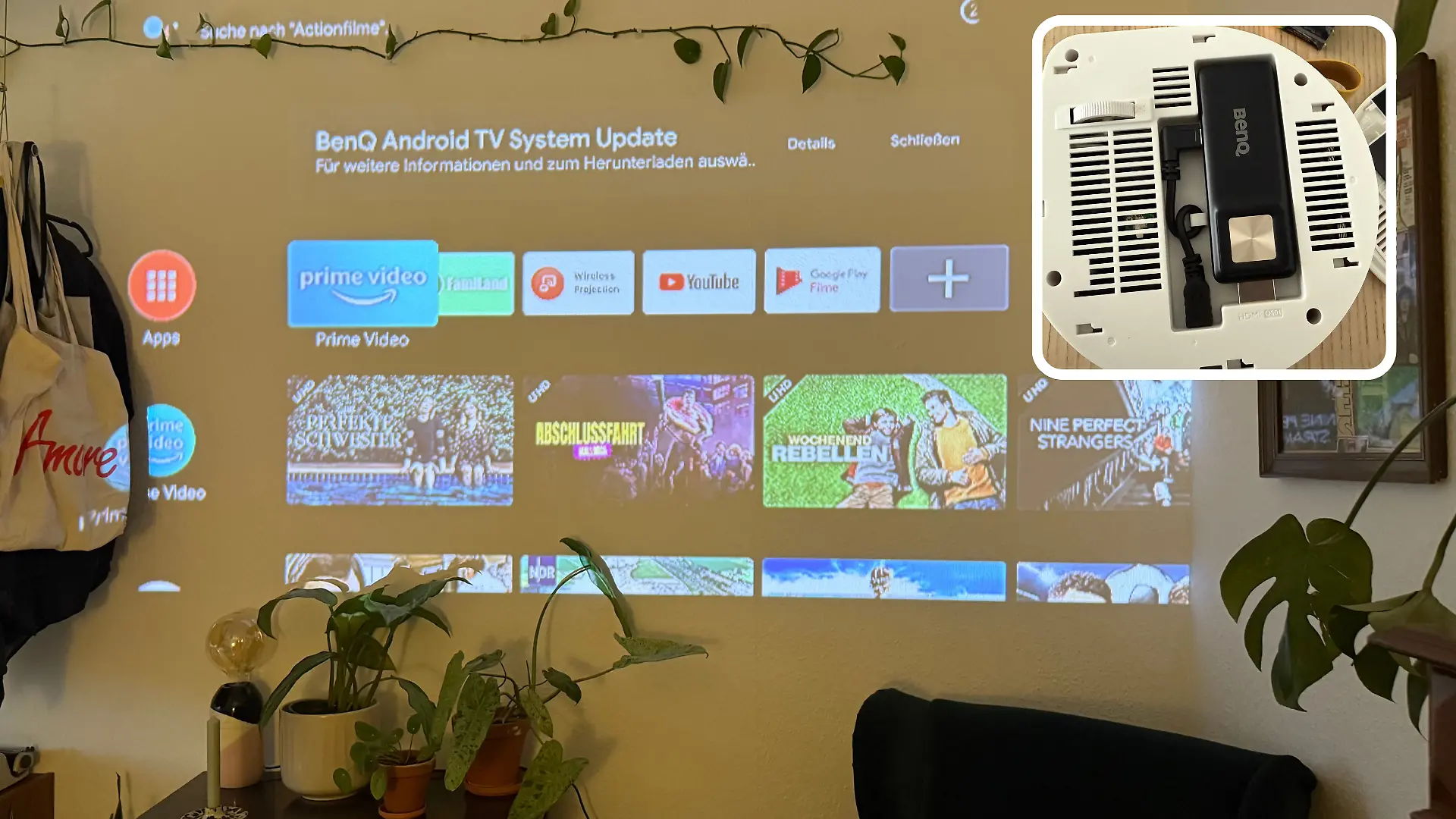 Der Beamer liefert ein gutes Bild. Mit dem integrierten Smart TV-Stick kann ich viele Apps direkt über das Gerät öffnen.