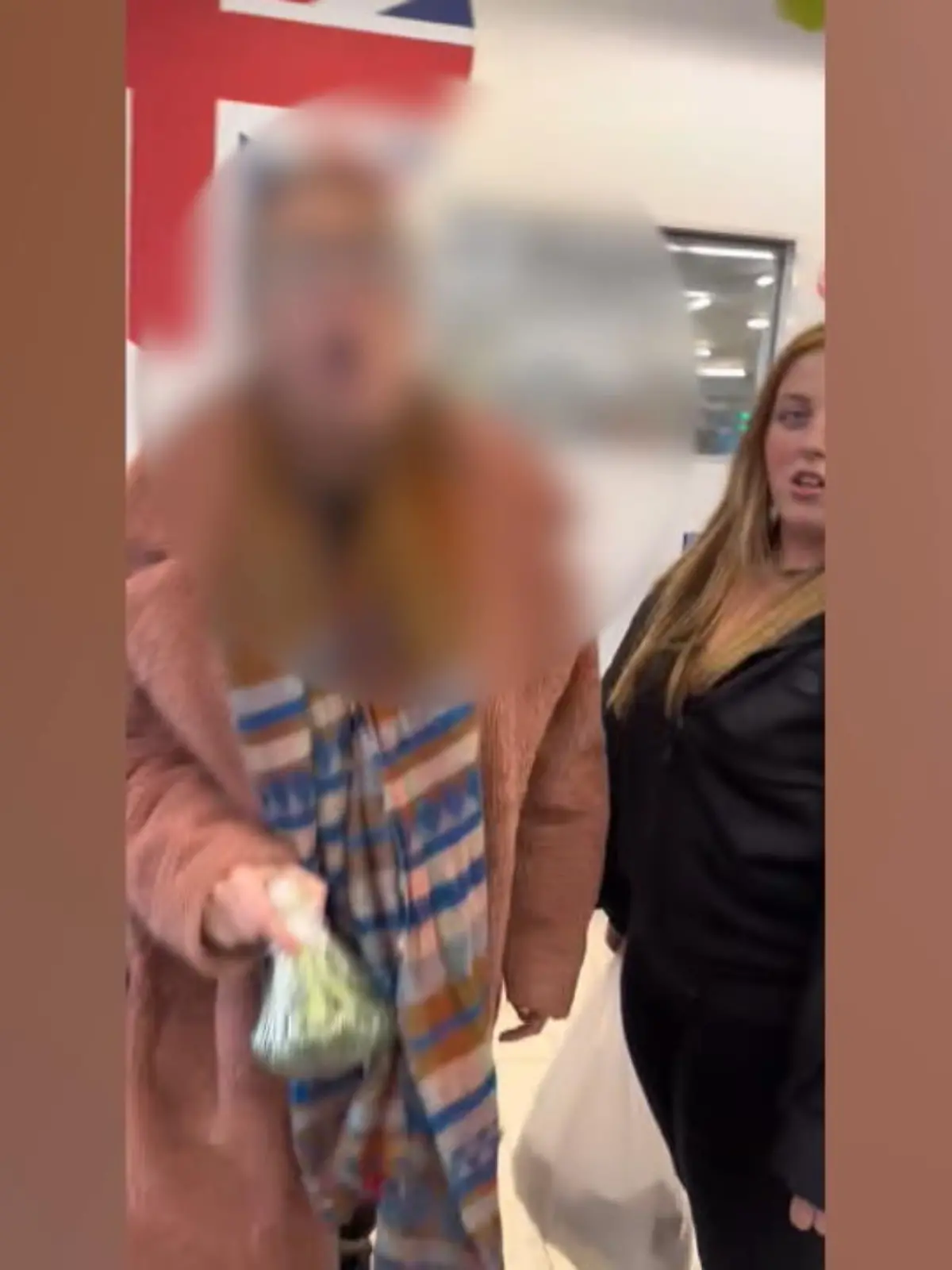 Brokkoli kann man gekocht, gedünstet oder gebraten verzehren – haben Sie es schon mal mit einem geworfenen Brokkoli versucht? In den Genuss ist eine Kundin eines britischen Supermarktes unfreiwillig gekommen. Vor ihr an der Kasse hat eine Frau sich über das langsame Tempo ihres Vordermannes beschwert – und anschließend wird sie handgreiflich.