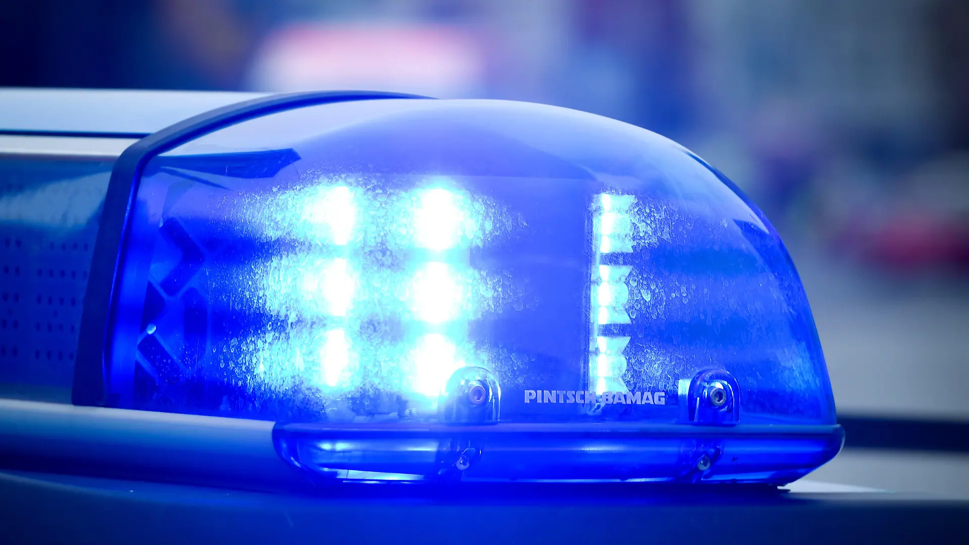 ARCHIV - ILLUSTRATION - Das Blaulicht an einem Polizeiauto leuchtet am 11.09.2014 in Frankfurt (Oder) (Brandenburg). Schrecklicher Fund in einem Mehrfamilienhaus von Detmold. Eine Mutter und ihr Kind sind tot. Eine Mordkommission ermittelt. (zu dpa vom 12.09.2017) Foto: Patrick Pleul/dpa +++(c) dpa - Bildfunk+++