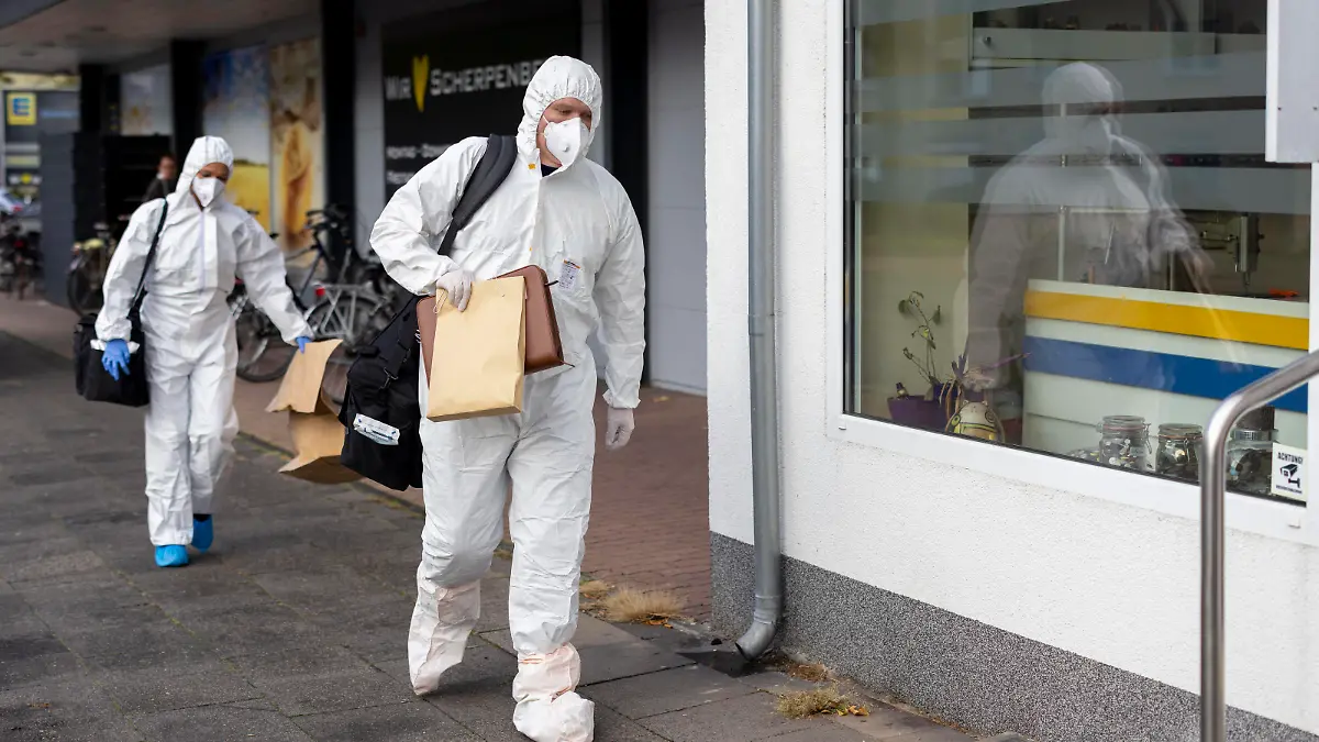 04.11.2022 , DU Duisburg , MO Moers , Polizei sucht nach dem seit dem 12.09.2022 vermissten Kazim Tatar 56 , wohnhaft Homberger Straße 335 in Moers , und geht davon aus, dass der Mann getötet wurde. Spurensicherung an der Wohnadresse und Suche mit Leichenspürhunden in einem nahegelegen Waldstück. *** 04 11 2022 , DU Duisburg , MO Moers , police are looking for the missing since 12 09 2022 Kazim Tatar 56 , resident Homberger Straße 335 in Moers , and assumes that the man was killed forensics at the home address and search with cadaver dogs in a nearby wooded area