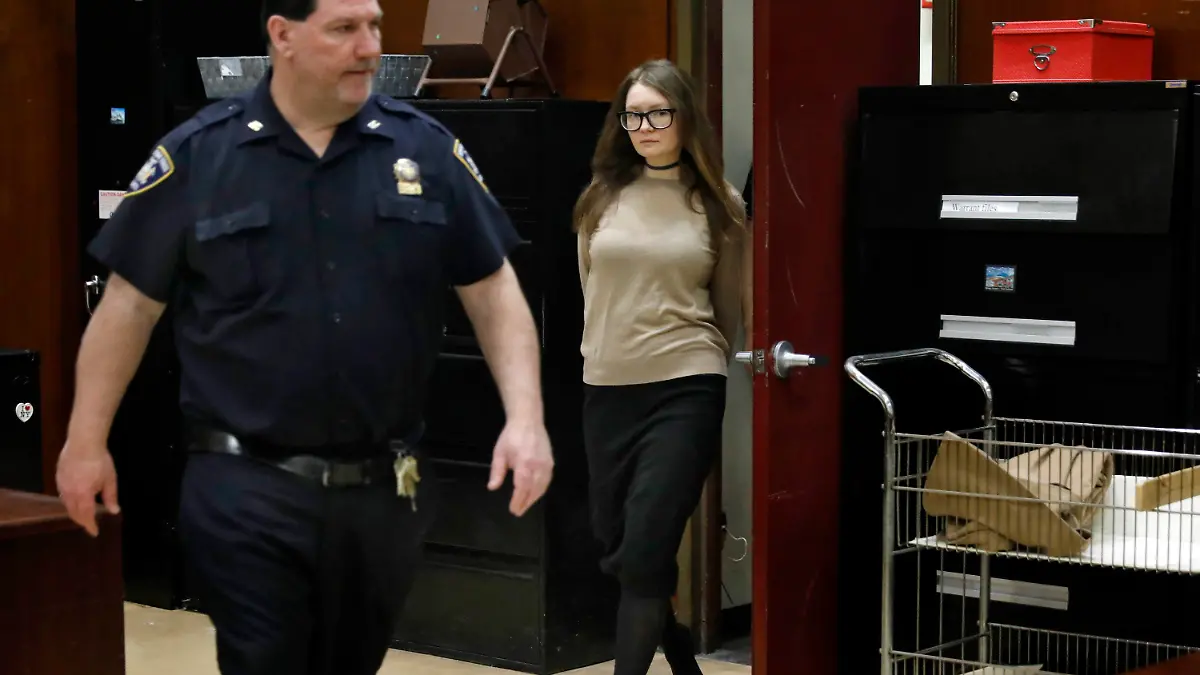 27.03.2019, USA, New York: Anna Sorokin, mutmaßliche Hochstaplerin aus Deutschland, kommt nach einer Prozessunterbrechung zurück in den Gerichtssaal. Sorokin, die unter dem Pseudonym Anna Delvey auftrat, soll New Yorker Hotel- und Geschäftspartner um Hunderttausende Dollar betrogen haben. Ihr wird mehrfacher schwerer Diebstahl vorgeworfen, im Fall einer Verurteilung droht ihr eine jahrelange Haftstrafe. Foto: Richard Drew/AP/dpa +++ dpa-Bildfunk +++