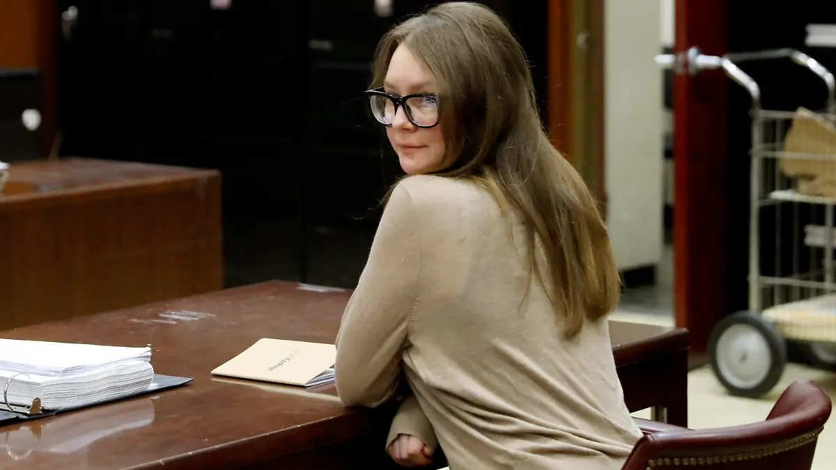 27.03.2019, USA, New York: Anna Sorokin, mutmaßliche Hochstaplerin aus Deutschland, sitzt im Gericht zu Prozessbeginn. Sorokin, die unter dem Pseudonym Anna Delvey auftrat, soll New Yorker Hotel- und Geschäftspartner um Hunderttausende Dollar betrogen haben. Ihr wird mehrfacher schwerer Diebstahl vorgeworfen, im Fall einer Verurteilung droht ihr eine jahrelange Haftstrafe. Foto: Richard Drew/AP/dpa +++ dpa-Bildfunk +++