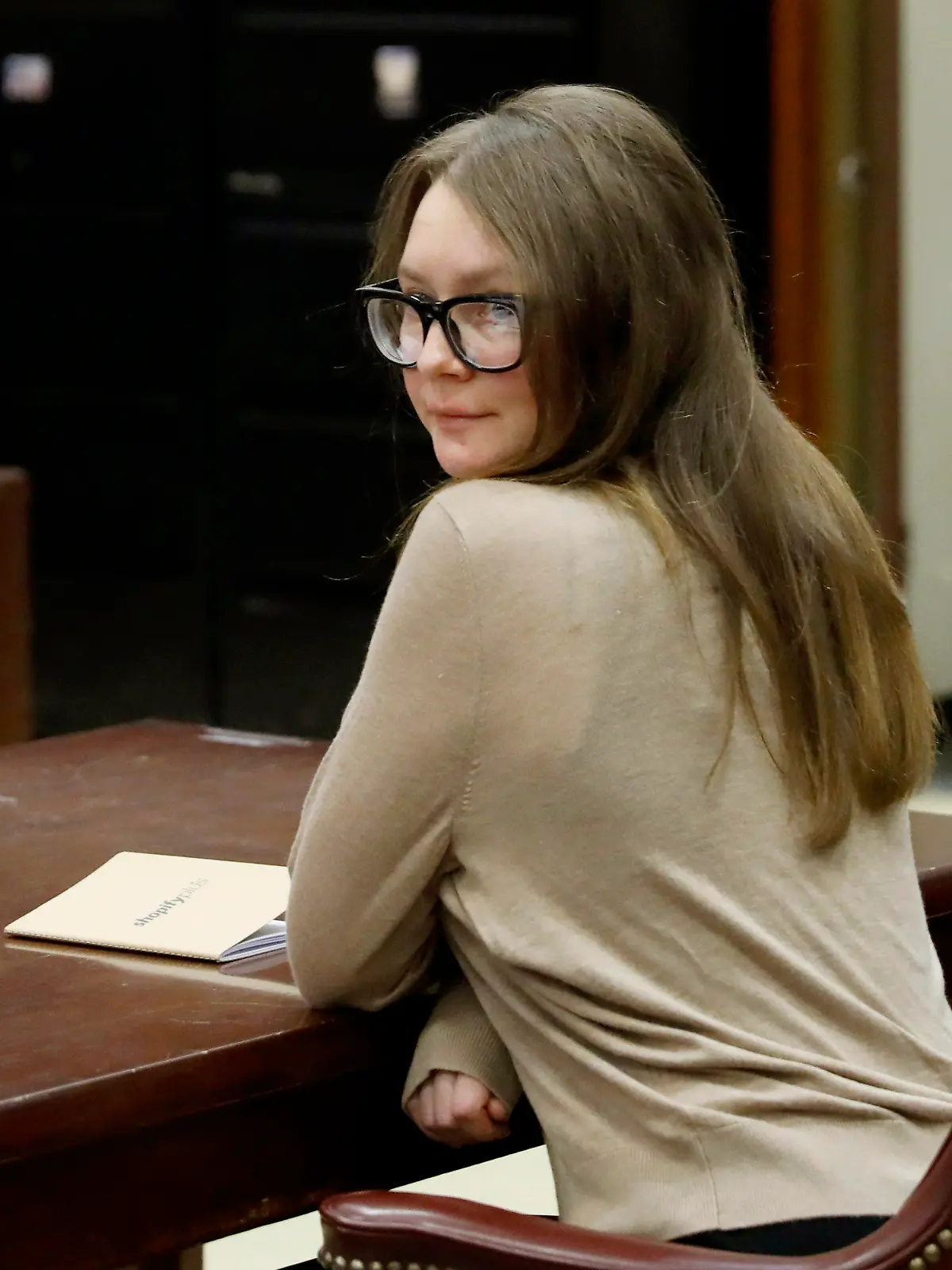 27.03.2019, USA, New York: Anna Sorokin, mutmaßliche Hochstaplerin aus Deutschland, sitzt im Gericht zu Prozessbeginn. Sorokin, die unter dem Pseudonym Anna Delvey auftrat, soll New Yorker Hotel- und Geschäftspartner um Hunderttausende Dollar betrogen haben. Ihr wird mehrfacher schwerer Diebstahl vorgeworfen, im Fall einer Verurteilung droht ihr eine jahrelange Haftstrafe. Foto: Richard Drew/AP/dpa +++ dpa-Bildfunk +++