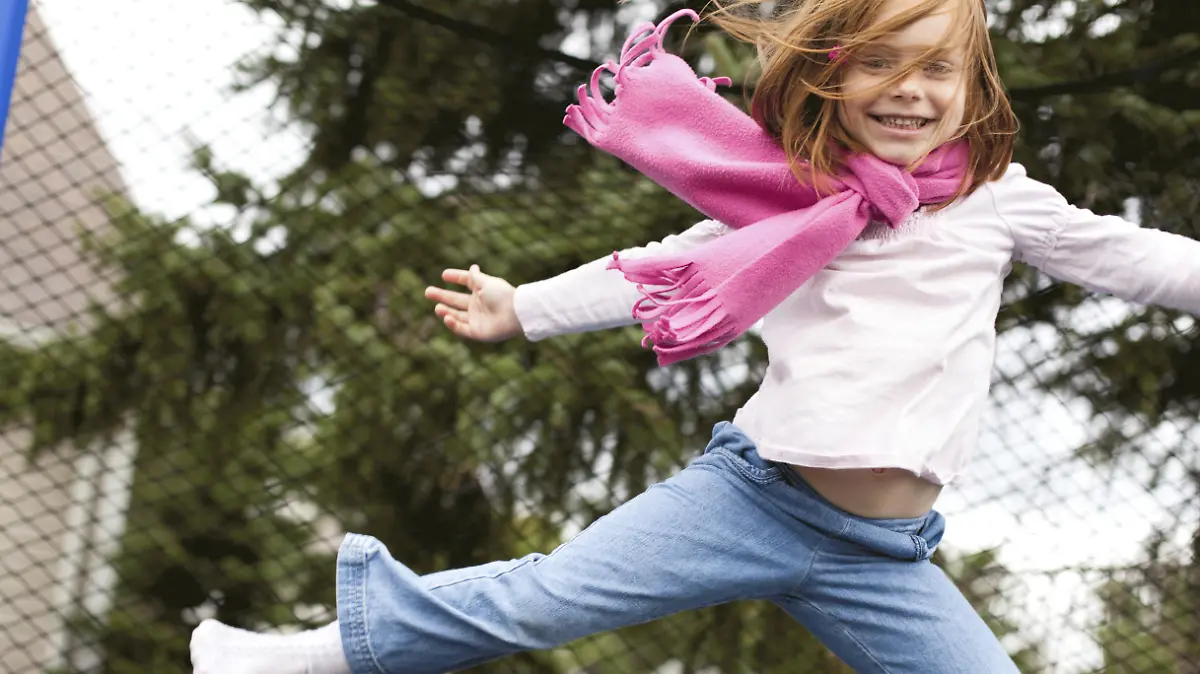 Kind springt Trampolin
