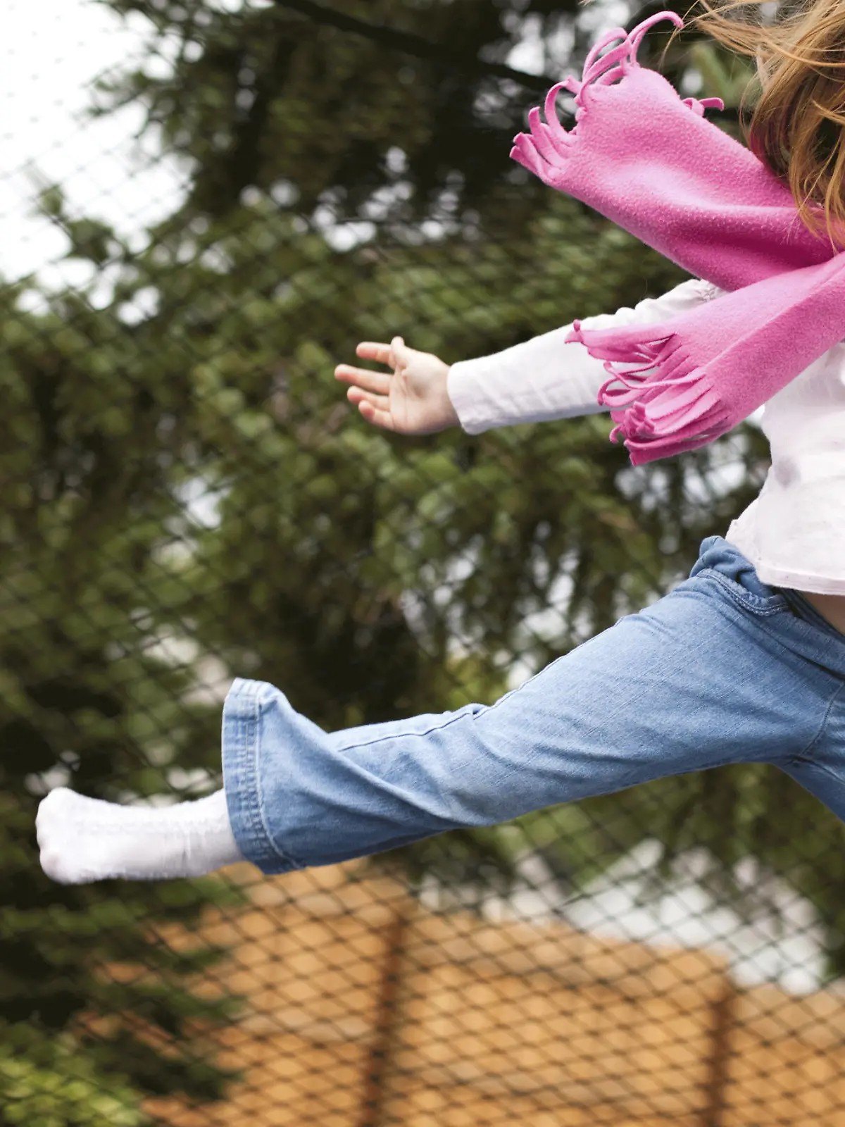 Kind springt Trampolin