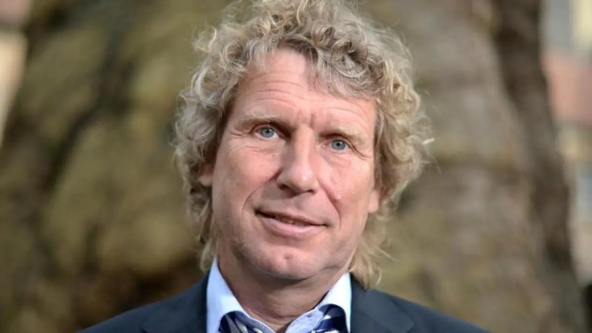 Der Finanzwissenschaftler Bernd Raffelhüschen erhält die Narrenmütze. Foto: Patrick Seeger/Archiv