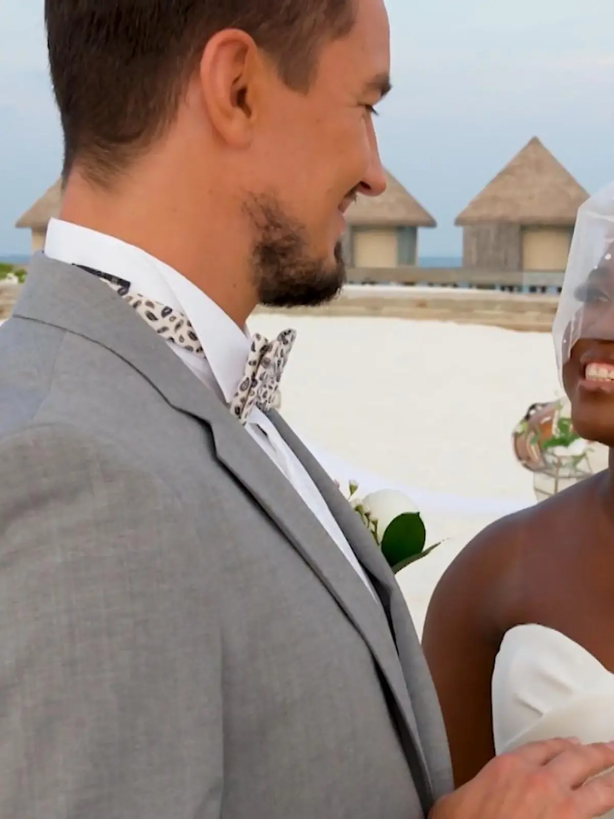Motsi Mabuse und ihr Ehemann Evgenij sind ein Traumpaar. 2017 heirateten sie auf Mallorca, jetzt erneuerten sie ihren Treueschwur auf den Malediven. Die wunderschönen Aufnahmen von der Strand-Hochzeit lassen uns alle träumen. Wir dürfen uns mit den beiden Wahl-Hessen freuen. Und sie verraten uns, wie sie damals zusammen kamen.