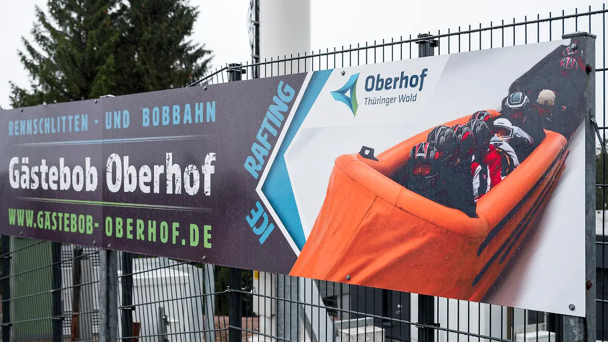 24.02.2023, Thüringen, Oberhof: Ein Hinweisschild an der Bob- und Rennrodelbahn mit der Aufschrift "Gästebob Oberhof". Bei einem schweren Unfall auf der Oberhofer Bob- und Rennrodelbahn ist am 23. Februar ein Mensch ums Leben gekommen. Eine weitere Person wurde schwer verletzt. Nach den bisherigen Ermittlungen war der Gästebob im Zielbereich in zwei Schlauchringe, sogenannte Ice-Tubes, gefahren. Der getötete Mann soll sich in einem dieser Schlauchringe befunden haben, mit dem auch Laien die Bahn befahren können. Foto: Daniel Vogl/dpa +++ dpa-Bildfunk +++