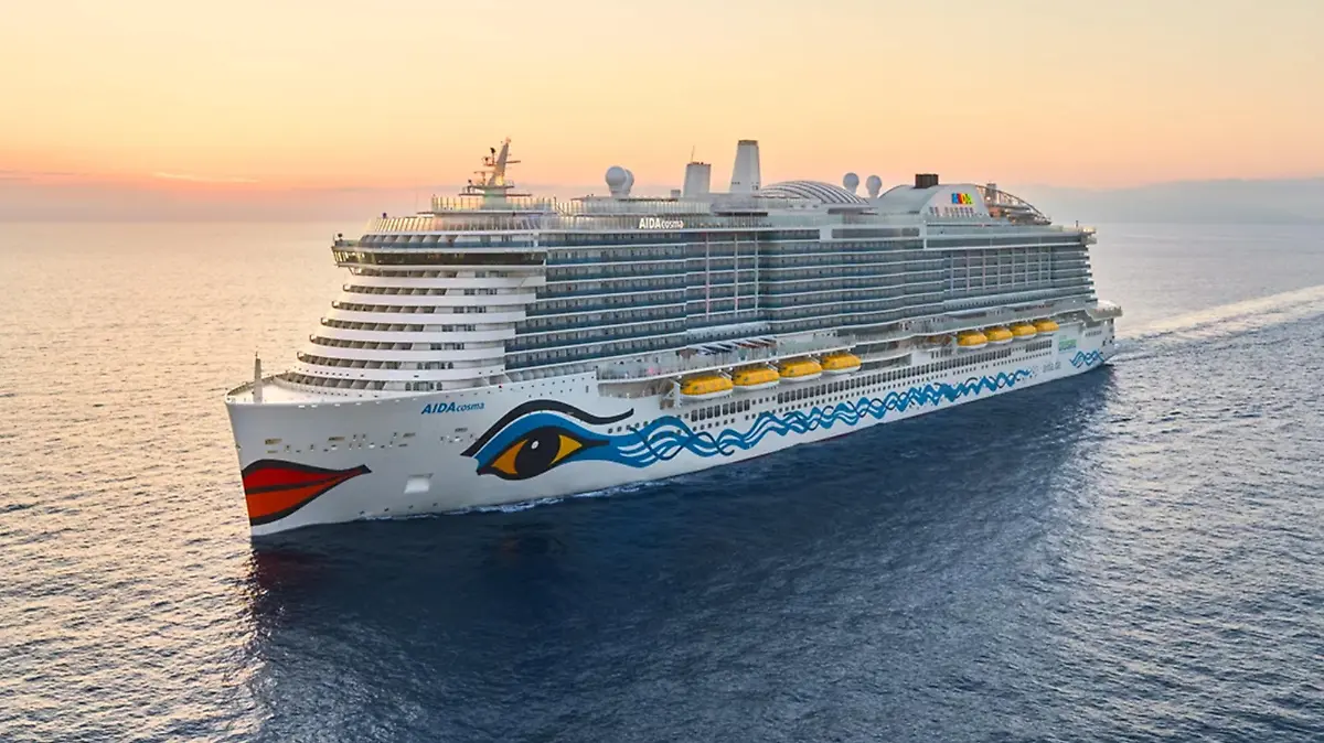 AIDA fährt nach Dubai bei Sonnenuntergang