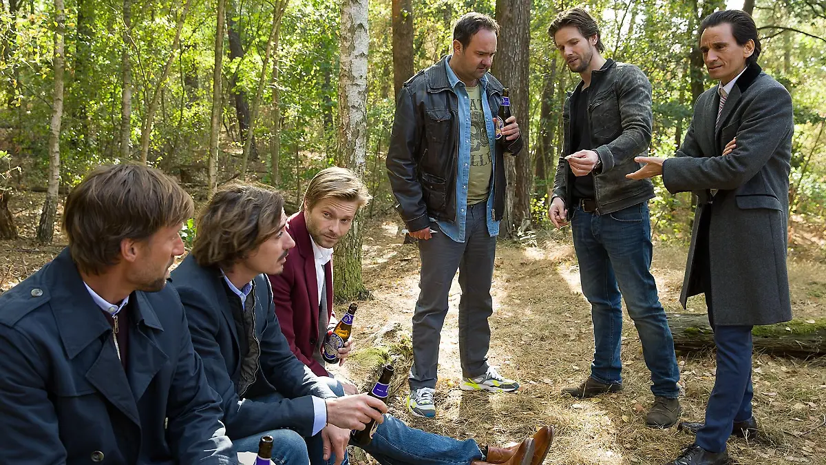 Hannes' (Bert Tischendorf, 2.v.r.) Tatortrekonstruktion wird durch die verschiedenen Versionen der vier Freunde (v.l.) Fred (Lars Petzold), Martin (Nils Brunkhorst), Leo (Felix Maximilian) und Alfi (Tom Keune, 3.v.r.) immer mehr beeinträchtigt. Dr. Dengler (Cucu Walraff, r.) hat ebenfalls seine eigene Version.