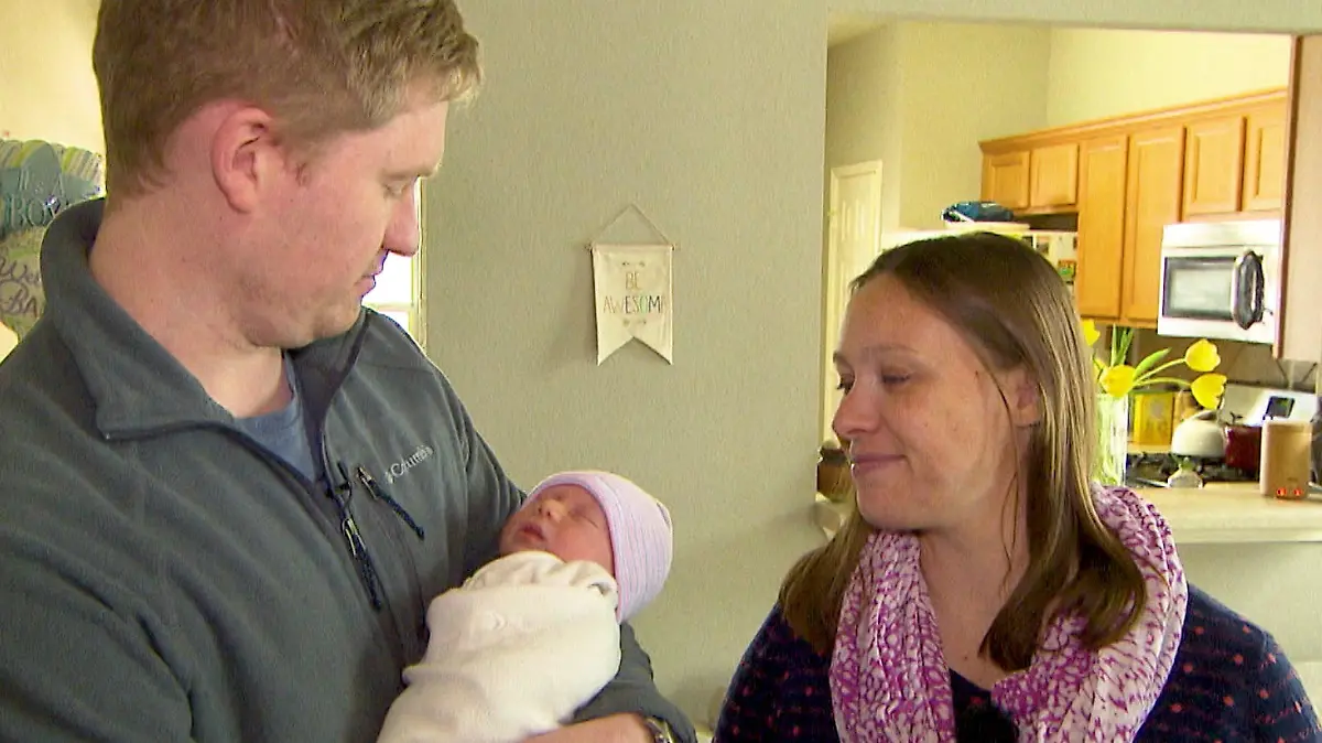 Das ist also der kleine Charles. Janina und Coleman zeigen ihr großes Glück