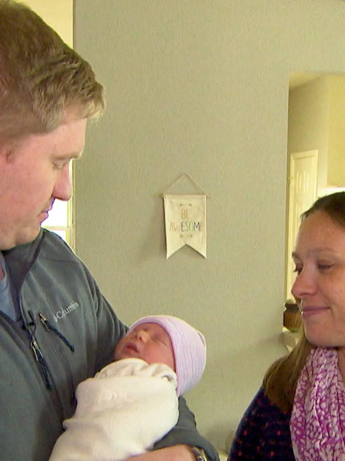 Das ist also der kleine Charles. Janina und Coleman zeigen ihr großes Glück