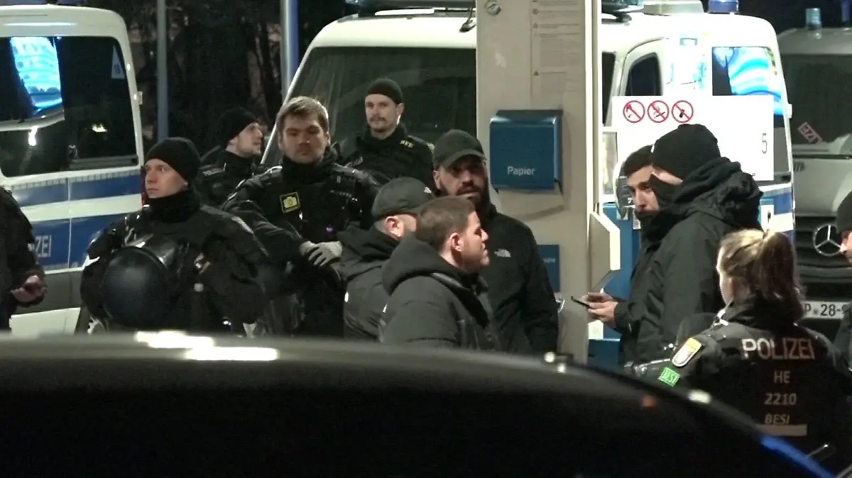 Mit großem Aufgebot musste die Polizei die gewaltbereiten Fans der Championsleague-Duellanten trennen.