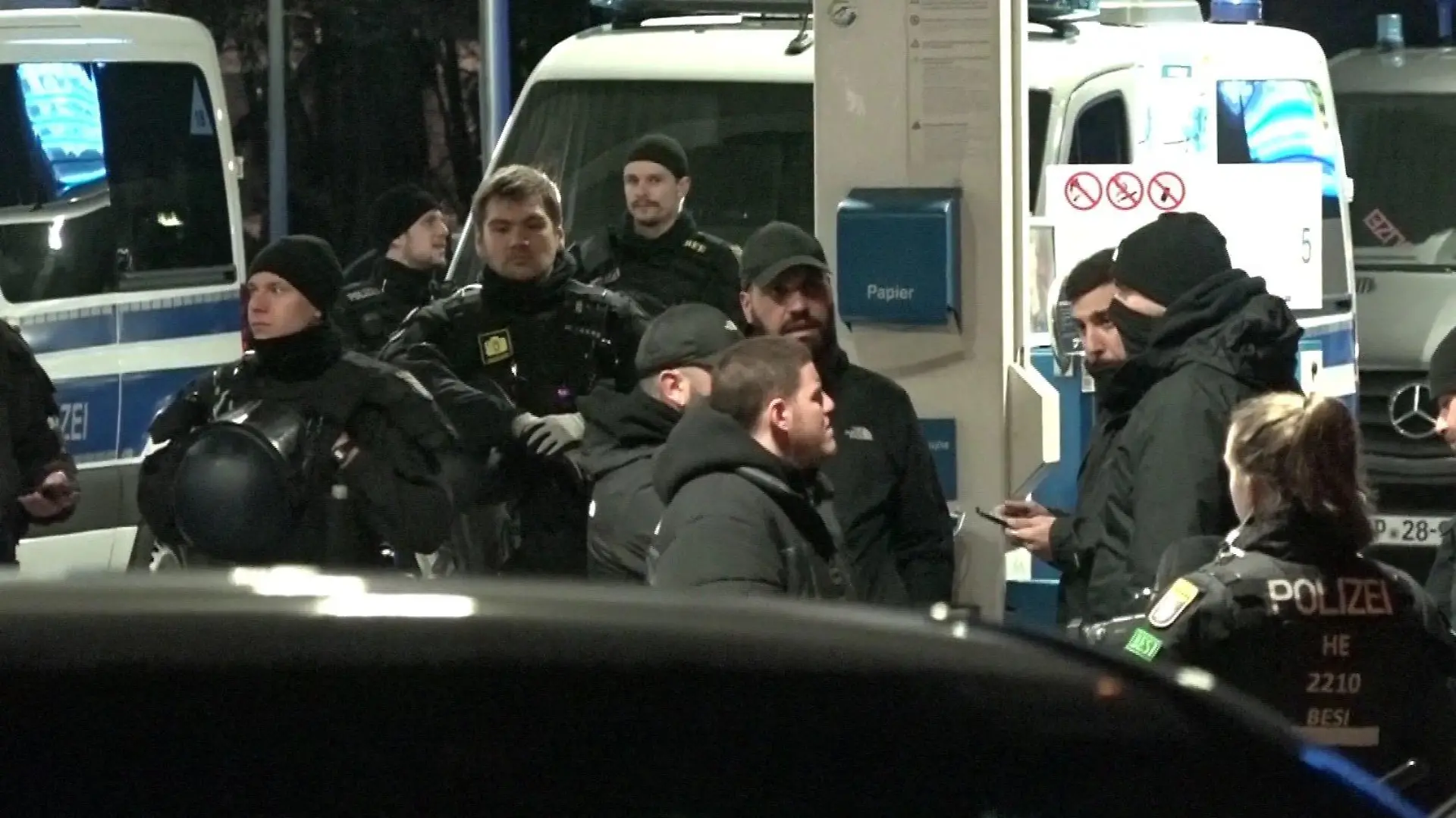 Mit großem Aufgebot musste die Polizei die gewaltbereiten Fans der Championsleague-Duellanten trennen.