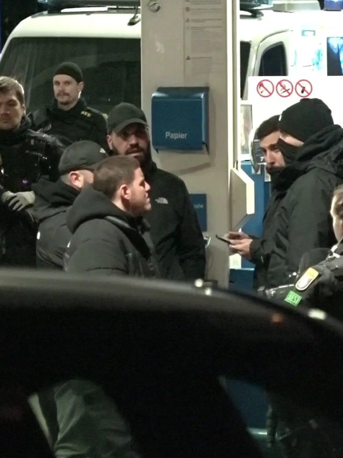 Mit großem Aufgebot musste die Polizei die gewaltbereiten Fans der Championsleague-Duellanten trennen.