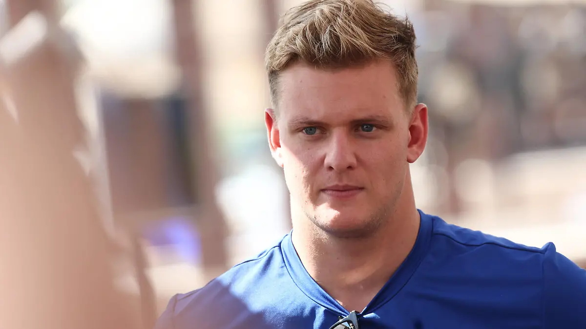 F1 Abu Dhabi Grand Prix Practice Mick Schumacher of Haas during the new team sponsor announcment ahead of the practice before Formula 1 Abu Dhabi Grand Prix at Yas Marina Circuit in Abu Dhabi, United Arab Emirates on November 18, 2022. Abu Dhabi United Arab Emirates PUBLICATIONxNOTxINxFRA Copyright: xJakubxPorzyckix originalFilename:porzycki-f1abudha221118_npnMr.jpg