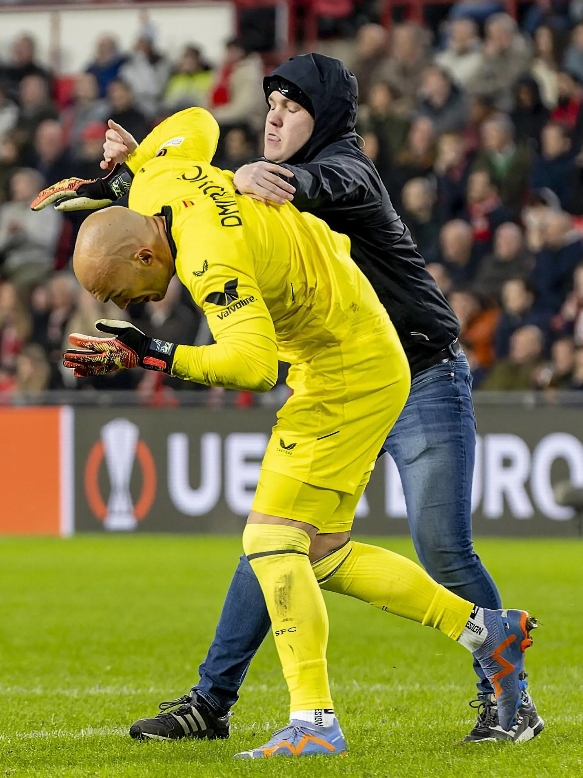EINDHOVEN, 23-02-2023. Philips Stadion, Stadium of PSV. Europa League season 2022-2023. Second leg PSV - Sevilla. Streaker fighting with Sevilla goalkeeper Marko Dmitrovic during the game PSV - Sevilla. PSV - Sevilla PUBLICATIONxNOTxINxNED x19995406x Copyright: