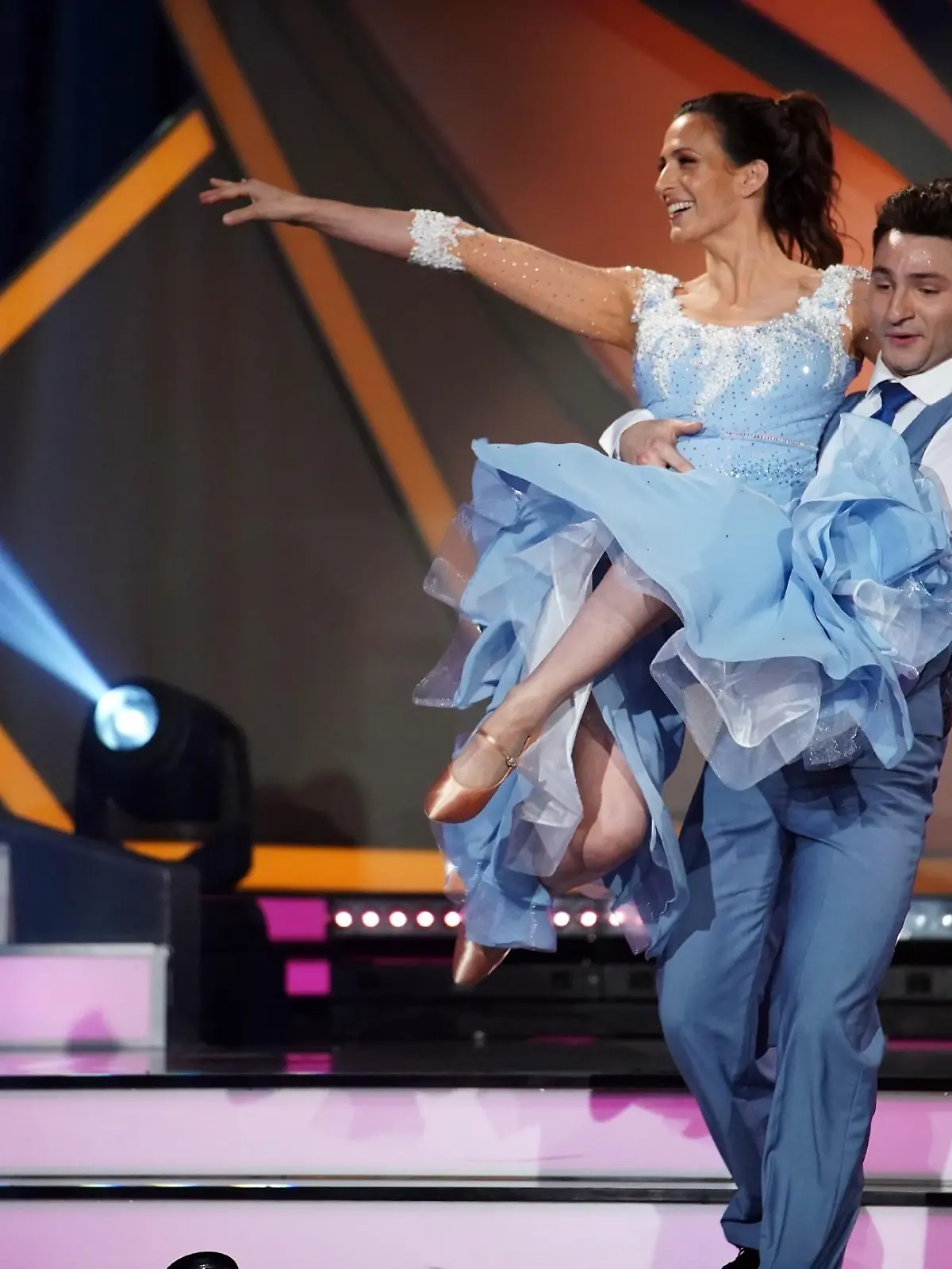 Ulrike Frank und Robert Beitsch tanzen Quickstep.


Verwendung der Bilder für Online-Medien ausschließlich mit folgender Verlinkung: "Alle Infos zu "Let´s Dance" im Special bei RTL.de: https://www.rtl.de/cms/sendungen/lets-dance.html
