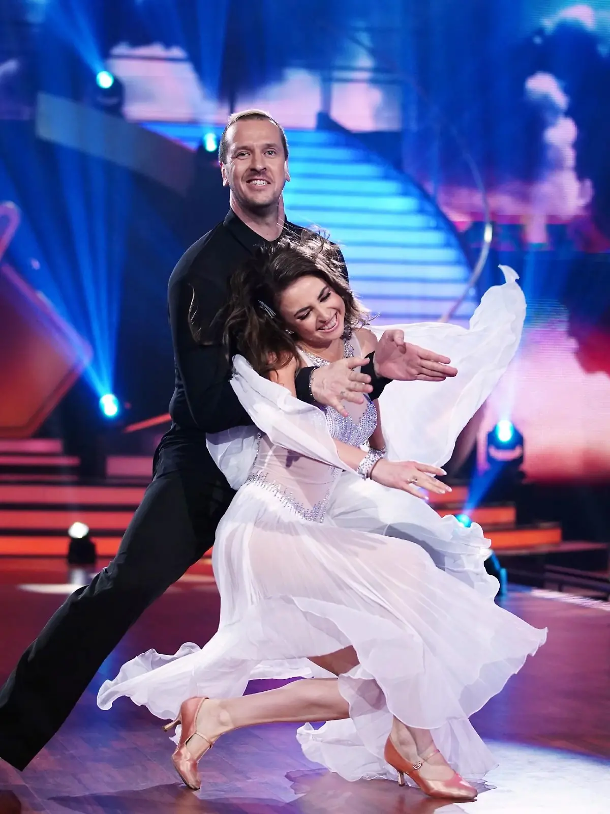 Pascal "Pommes" Hens und Ekaterina Leonova tanzen einen Wiener Walzer. 


Verwendung der Bilder für Online-Medien ausschließlich mit folgender Verlinkung: "Alle Infos zu "Let´s Dance" im Special bei RTL.de: https://www.rtl.de/cms/sendungen/lets-dance.html