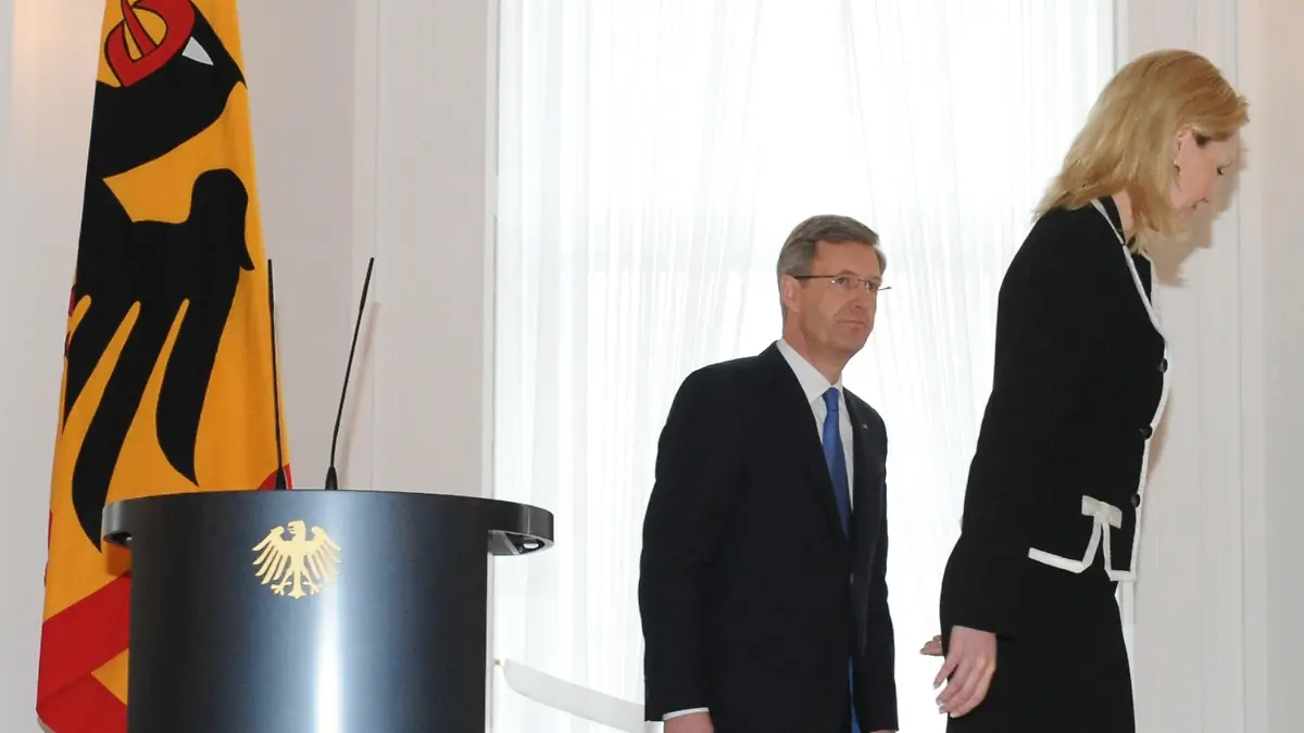Bundespräsident Christian Wulff und seine Frau Bettina verlassen am Freitag (17.02.2012) im Schloss Bellevue das Podium nach der Pressekonferenz. Wulff erklärte seinen Rücktritt. Foto: Maurizio Gambarini dpa/lbn  +++(c) dpa - Bildfunk+++