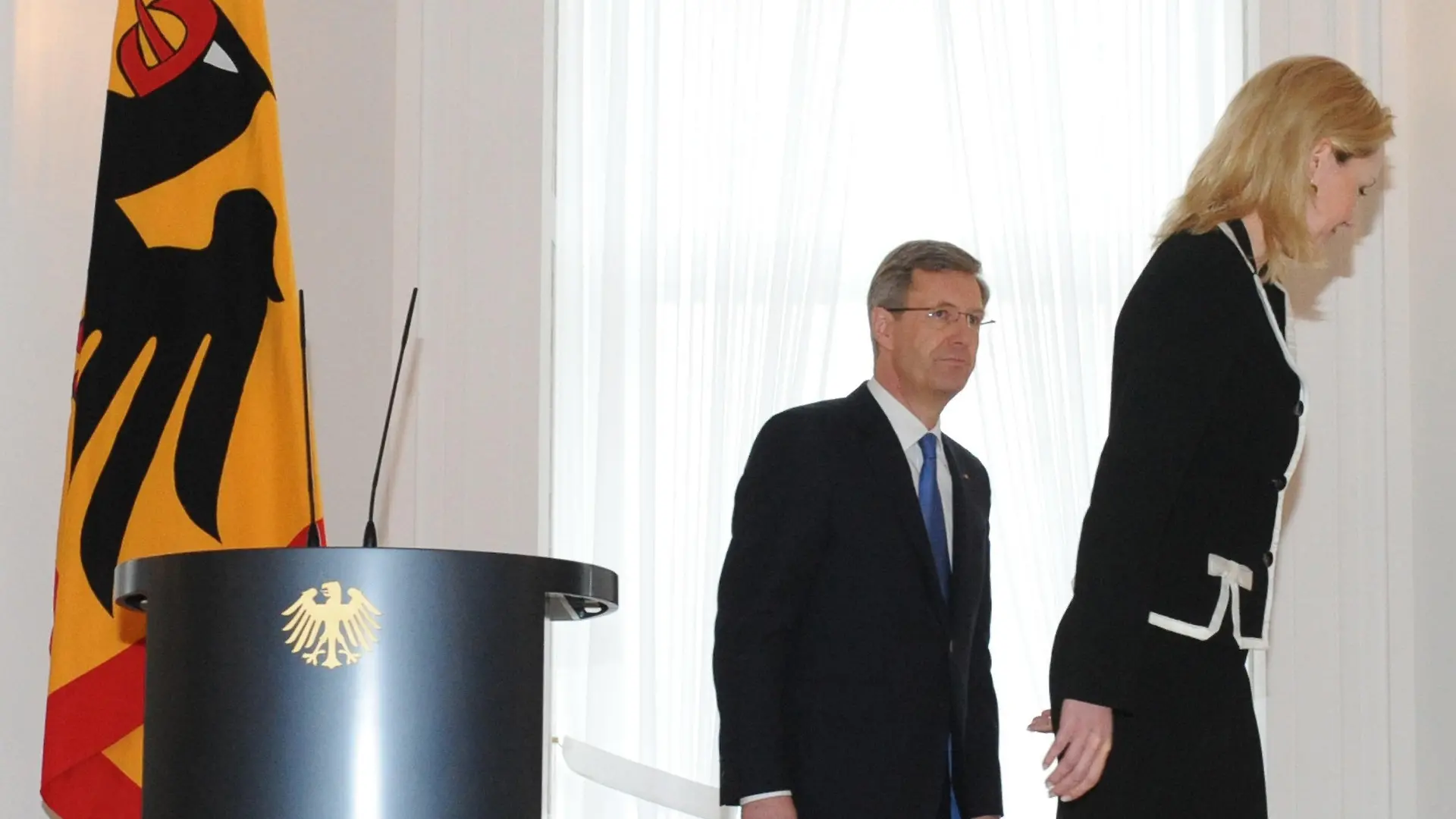 Bundespräsident Christian Wulff und seine Frau Bettina verlassen am Freitag (17.02.2012) im Schloss Bellevue das Podium nach der Pressekonferenz. Wulff erklärte seinen Rücktritt. Foto: Maurizio Gambarini dpa/lbn +++(c) dpa - Bildfunk+++