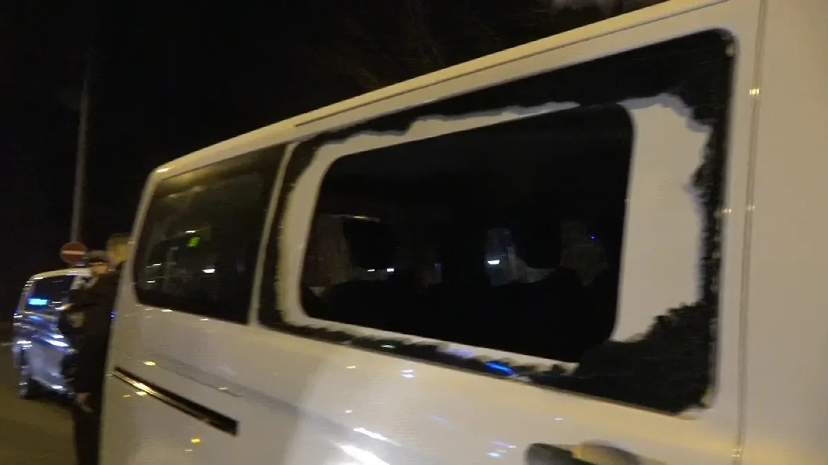 Die Scheiben von italienischen Autos wurden von gegnerischen Fans zerbrochen.
