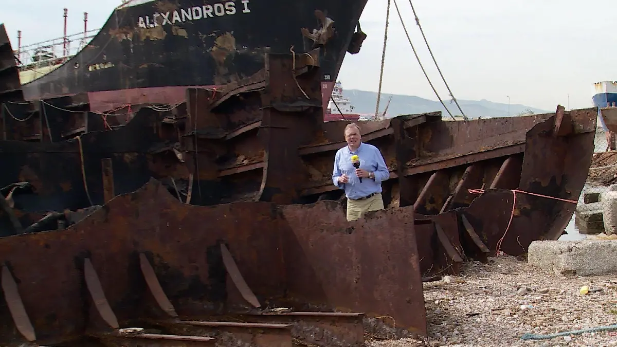 RTL-Reporter Carsten Mierke in der Bucht von Elefsina zwischen Schiffswracks