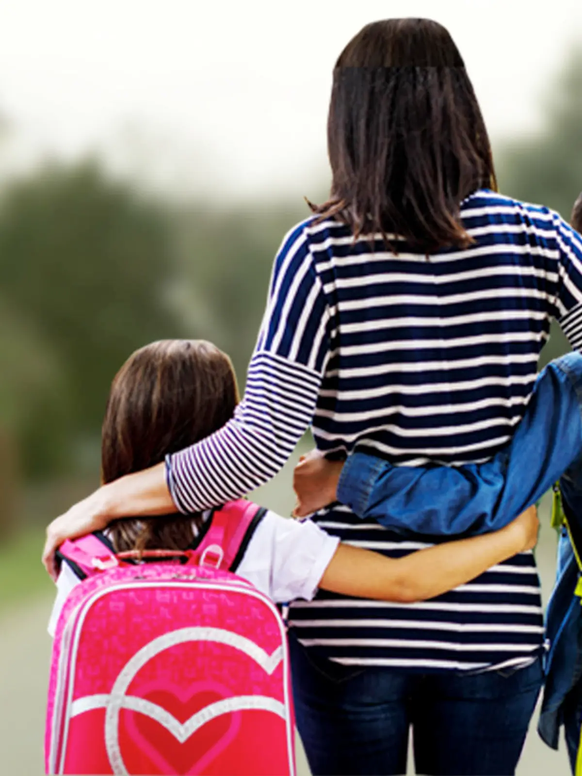Frau mit Kindern im Arm