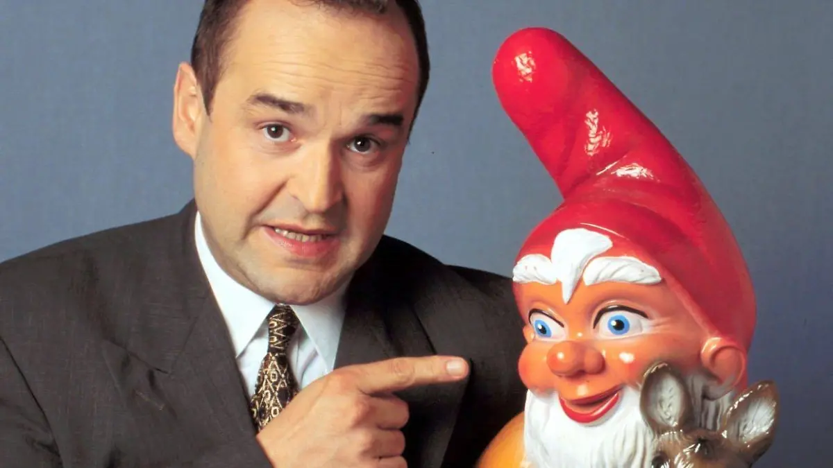 Der Moderator der 6-teiligen Serie "Höllische Nachbarn" Thomas Lang posiert mit Gartenzwerg vor der Kamera, undatierte Aufnahme. | Verwendung weltweit