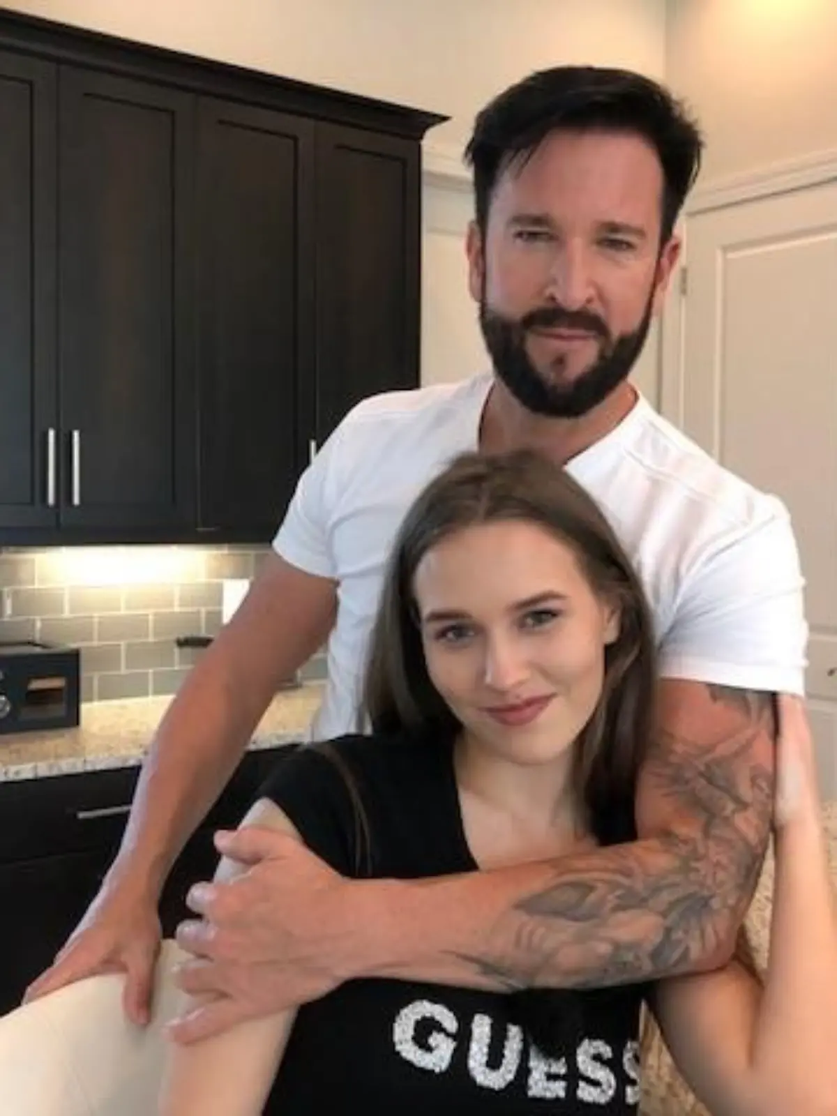 Für die große Liebe will die 18-jährige Laura Müller die Schule abbrechen und nach Florida zu ihrem 28 Jahre älteren Freund Michael Wendler auswandern. Dafür besucht Laura den Schlagertitan bereits jetzt, um das zukünftige gemeinsame Leben in den Staaten planen zu können. 