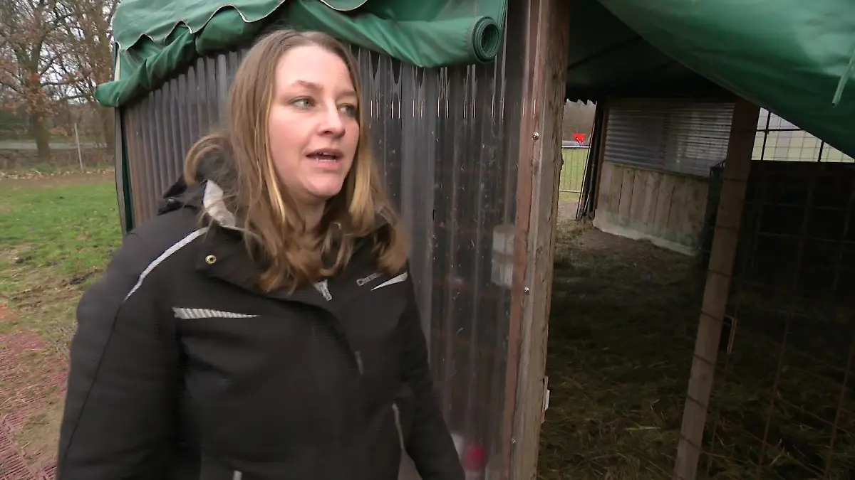 Züchterin Christina Klövekorn steht vor dem Stall, aus dem die zwei Alpakas gestohlen wurden.