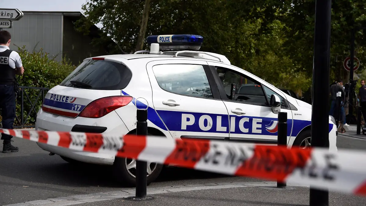 23.08.2018, Frankreich, Trappes: Polizisten sichern den Tatort nach einer Messerattacke mit zwei Toten und einem Verletzten. Bei den beiden Todesopfern einer Messerattacke in Frankreich handelt es sich um Angehörige des Angreifers. Die Terrormiliz Islamischer Staat (IS) hatte die tödliche Attacke für sich reklamiert. Französische Medien berichteten aber, dass die Ermittler Hinweisen auf einen Familienstreit nachgingen. Foto: Chen Yichen/XinHua/dpa +++ dpa-Bildfunk +++